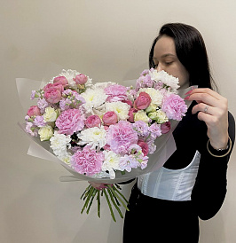 Букет "Сладкая жизнь" Состав: Роза кустовая, гвоздика, маттиола, хризантема кустовая,